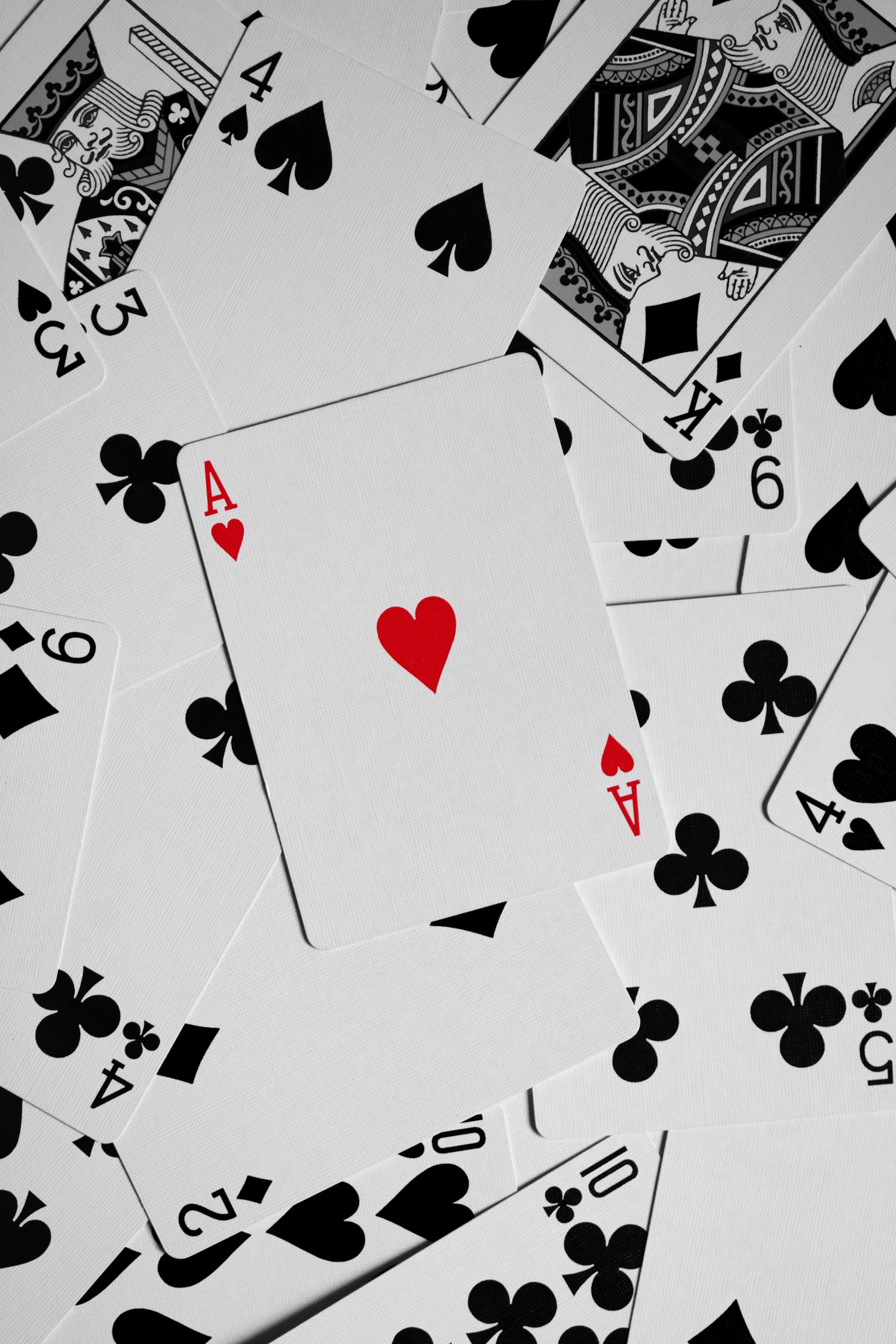 Jeu de carte classique. Toutes les cartes sont en noire et blanc, hormis le l'AS de coeur présent au milieu